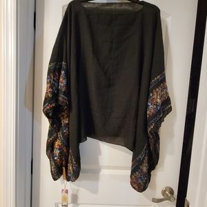 Yusoyu black poncho with colorfull detail